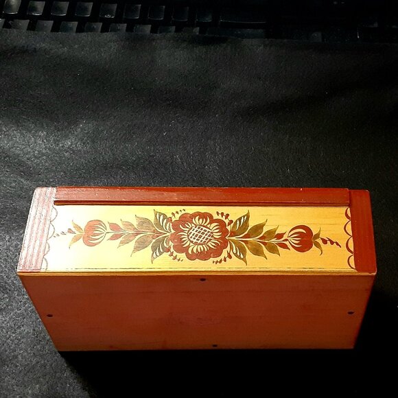 Vintage!! Hand Painted Wooden Trinket Box with Lid - Lid on with Wood Dowels. - Picture 2 of 11